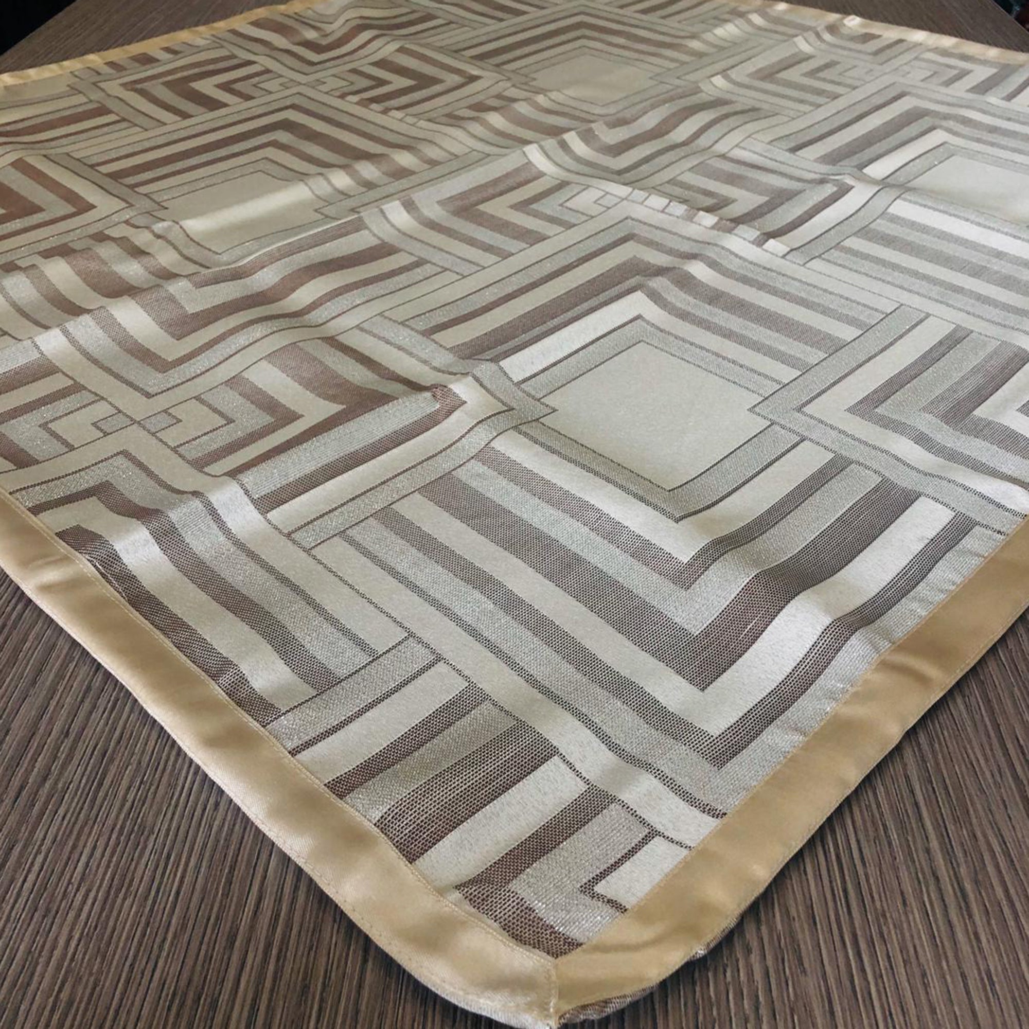 Centrotavola quadrato in raso Nausikaa 90x90 cm 1684