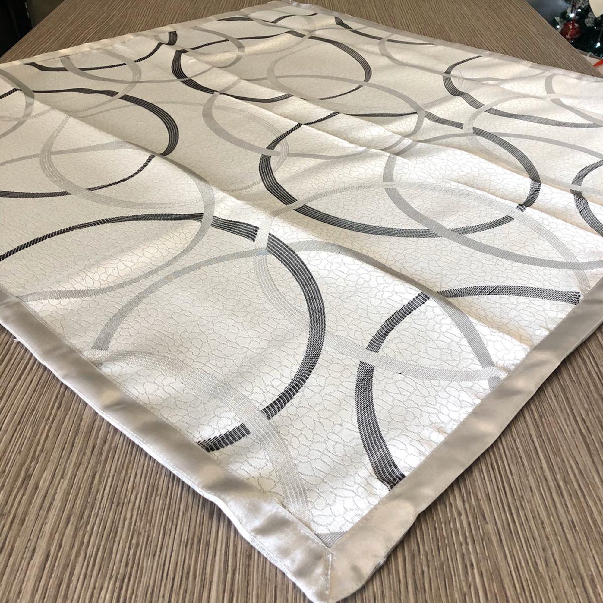 Centrotavola quadrato in raso Nausikaa 90x90 cm 1694